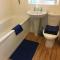KB51 Charming 2 bed house in Horsham, pets very welcome and long stays with easy access to London, Brighton and Gatwick