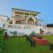 Ananda Villa by StayVista - A serene escape with Mountain-view, Heritage interiors, Swimming pool & Lush lawn - لونافالا