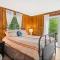 The Gingerbread House: 4 BR chalet, w/ Sunroom/Deck, sleeps 12, modern amenities