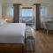 Sea Breeze Santorini Beach Resort, Curio By Hilton - 佩里沃罗