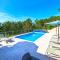 Amazing Home In Gracisce With Sauna