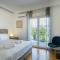 Lush Emerald apt steps from Acropolis & Plaka! - Athènes