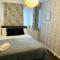 Numero Uno Detached Aparthouse 7 BR Hot Tub Wifi Parking Contractors and Group Friendly