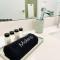 Sleek 2BD 2BA Condo In Miami Design District - ميامي