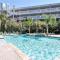 Sun Splashed Condo! Steps to Beach and 2 Pools Galveston Island - 加尔维斯敦
