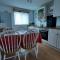 2 bedroom Chalet all to yourself, free parking, dogs welcome