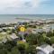 A Wave From It All by Oak Island Accommodations - أوك آيلاند