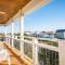 A Wave From It All by Oak Island Accommodations - أوك آيلاند