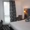 Kyriad Saint Quentin en Yvelines - Montigny photo 8