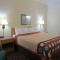 Super 8 by Wyndham Three Rivers