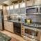 Expansive 2 Bedroom Downtown Aspen Condo, Walk To Gondola For Skiing, Steps To Dining, Shopping And Entertainment - أسبين