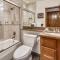 Expansive 2 Bedroom Downtown Aspen Condo, Walk To Gondola For Skiing, Steps To Dining, Shopping And Entertainment - أسبين