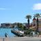 Modern Luxury 1 Bedroom Apartment - Walk to the shops! Free Wifi