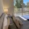 Modern Luxury 1 Bedroom Apartment - Walk to the shops! Free Wifi
