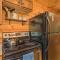 Cozy Boone Cabin with Deck Close to Downtown! - 布恩