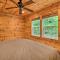 Cozy Boone Cabin with Deck Close to Downtown! - 布恩
