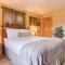Pine Ridge, Log Home with Lake View and Backyard