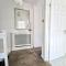 2 bed apt w/ private parking close to town centre