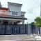 Rania Homestay With Private Pool Seri Iskandar Perak Near UTP UITM - Kampong Bota Road
