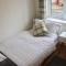 Home Away From Home - 2 Bed FREE Parking & Wifi