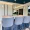 Stunning modern home set in beautiful grounds. - Bath