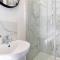 Modern centrally located 3 bed property with TVs in each bedroom super fast WiFi and crisp white hotel linen hosted by Our Home Short Stays - Darlington