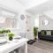 Amazing house with central location TV downstairs and in bedroom super fast WiFi and crisp white hotel linen hosted by Our Home Short Stays - Дарлінгтон