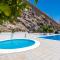 Beachfront triplex with swimming pool & parking - Radazul