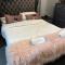 2 Bedroom FREE Parking by Concert Square sleeps 8