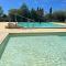 Maison de 2 chambres avec vue sur le lac piscine partagee et jardin clos a Saint Saturnin les Avignon