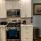 1 mile to Fort Sill! The CaroleBelle Cottage sleeps 8 with hottub,grills,firepit