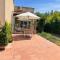 CHARMANT LOGEMENT AVEC PISCINE EN PROVENCE au premier étage d une villa