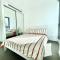1 Bedroom Modern Apartment Near Crown and CBD