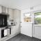 Skyvillion - STEVENAGE SPACIOUS COMFY 2BED HOUSE with Garden, Free WiFi & Parking - Shephall
