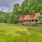 Scenic Creekside Cabin with Wraparound Porch! - هايلاند