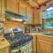 Scenic Creekside Cabin with Wraparound Porch! - هايلاند