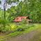 Scenic Creekside Cabin with Wraparound Porch! - هايلاند