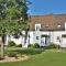 Charming Lake House nature retreat in Cotswold Water Park, South Cerney near Cirencester