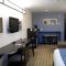 Microtel Inn & Suites by Wyndham Spring Hill/Weeki Wachee - 维基瓦治