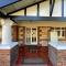 Group house with views of the salt pool and spa - Mitcham