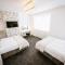 Modern House Sleeps 18 or Perfect for Large Family.