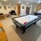 O9 NEW Renovated Bretton Woods slopeside condo with 2 living rooms foosball air hockey