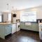 5 bedrooms sleeps 10-12 free wifi & parking garden