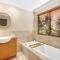 Mudjimba Escape-pet friendly, luxury villa w/ pool