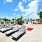 Room 127 - Waterfront, Heated Pool, Huge TV, Tiki Bar & Grill - Sarasota