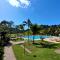 Apartamento até 10 pessoas na enseada Guarujá em condomínio clube praia piscinas salão jogos quadra futebol campo parquinho brinquedos Wi-fi Home office