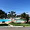 Apartamento até 10 pessoas na enseada Guarujá em condomínio clube praia piscinas salão jogos quadra futebol campo parquinho brinquedos Wi-fi Home office