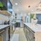 All-Encompassing Retreat with Pool and Game Room! - تامبا