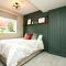 XxHot TubxX 4Bed semi, sleeps 8, 2 bathrooms