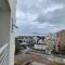 Apartamento Alto Padrão / prédio com piscina e quadra. - Guarujá